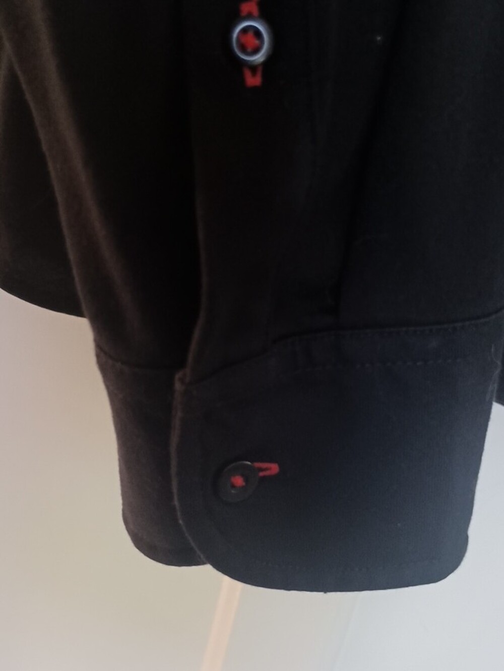 UNTUCKit Men's Black Long-Sleeve Button-Down Shirt - Picture 3 of 6